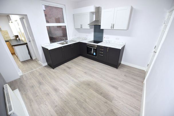 3 bedroom House in Highthorne View Bed), Armley Leeds - Photo 1