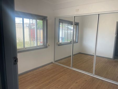 Freshly Painted 3 Bedroom House - Photo 2