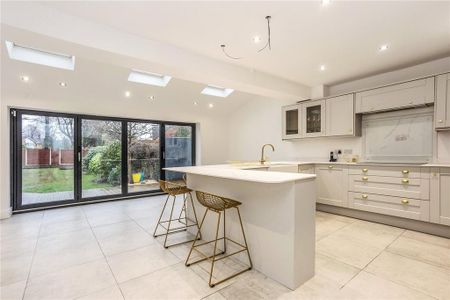 4 bedroom semi-detached house to rent - Photo 4