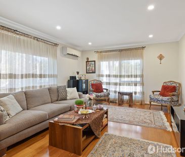 Charming Two-Bedroom Unit in Prime Location! - Photo 1