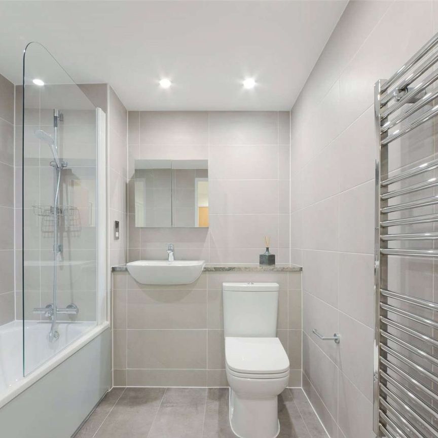 A stunning two bedroom, two bathroom flat located on the first floor of a modern development on Barking Road. - Photo 1