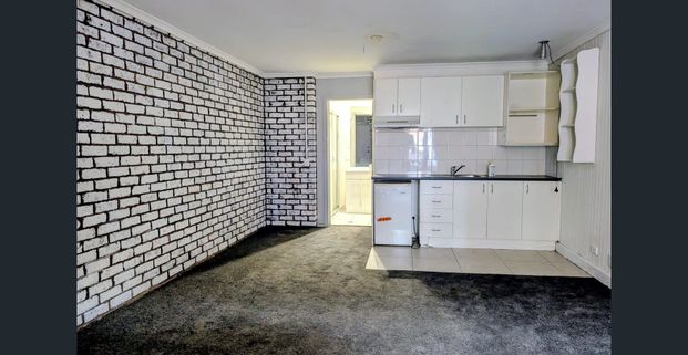 Light & Bright Bedsit Apartment - Photo 1