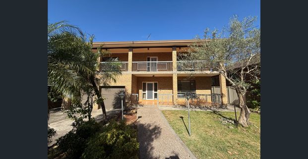 Original Double Brick Family Home ! - Photo 1