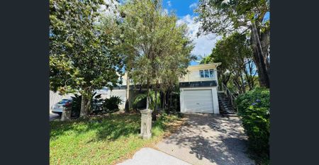 Stunning Open Plan Triplex with 4 bedrooms, 2 bathrooms, 2 carpark space - Photo 2