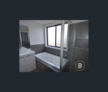 NEAT & TIDY TWO BEDROOM TOWNHOUSE - Photo 4