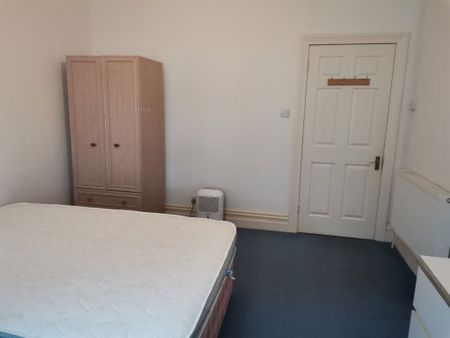 GROUND FLOOR FOUR DOUBLE BEDROOM, WINTON - Photo 3