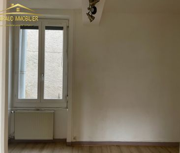 CHARLIEU T2 1ER ETAGE - Photo 1