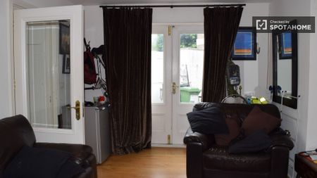 Cozy room in 3-bedroom apartment in Downtown, Dublin - Photo 4