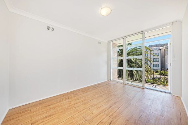 Stylishly Updated Apartment with Leafy Views in Prime Lane Cove Location - Photo 1