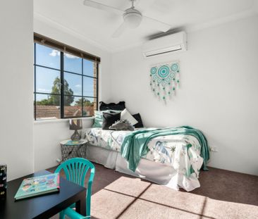 Gloriously Sun Filled Spacious Home - Photo 6