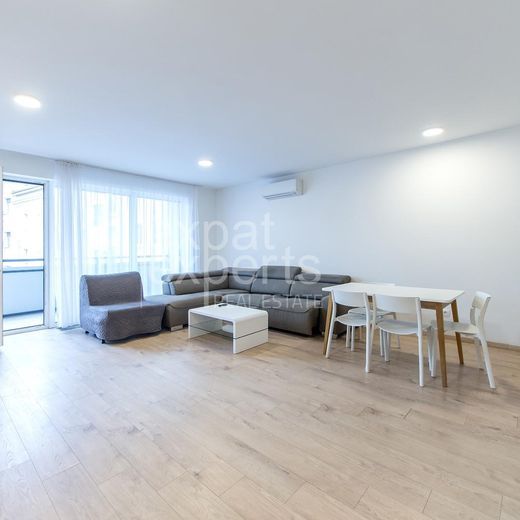 Príjemný 3i byt 68m2, s klímou, balkónom a parkovaním v centre - Photo 1