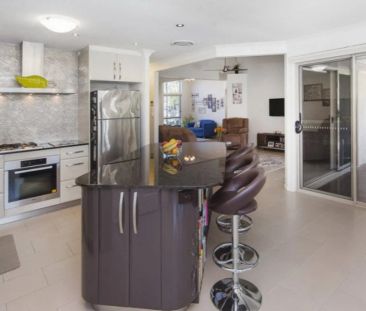 Resort style spacious 4-Bedroom ducted cooling air Family Home with... - Photo 5