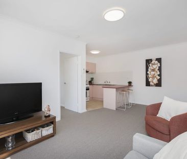 Bright One-Bedroom Apartment in Prime Location! - Photo 2