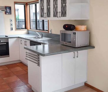 Private Furnished Three Bedroom Home - Photo 3