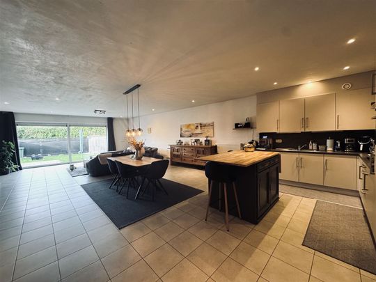 Gesloten bebouwing met vier slaapkamers en tuin - Foto 1