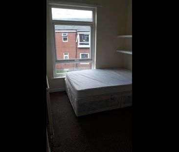 Room in a Shared House, Strawberry Road, M6 - Photo 6