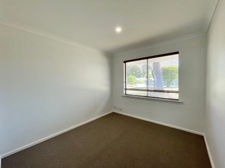 Spacious 3 x 1 Home - 6 month lease only - Photo 4