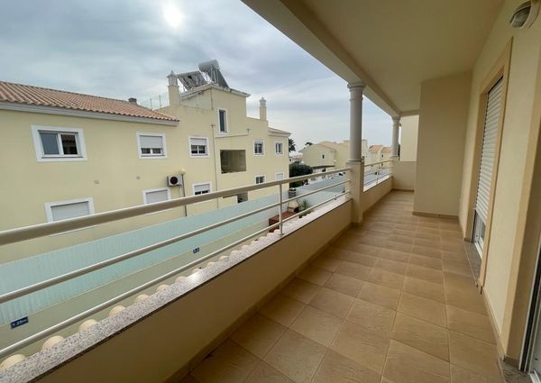 Excelente moradia V3 com Piscina localizada em Albufeira na zona das Ferreiras.