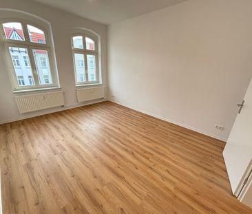 Attraktive 2-Raum-Wohnung mit Einbauküche - Foto 1