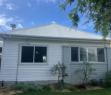 Gorgeous, partially furnished home in Hamilton North - Photo 3