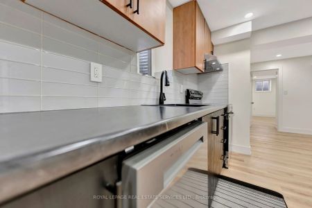 Detached Home For Lease | W9044225 - Photo 4
