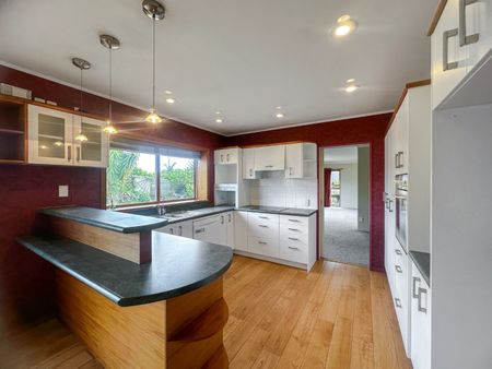 Charming 3-Bedroom Family Home for Lease in Farm Cove - Photo 4