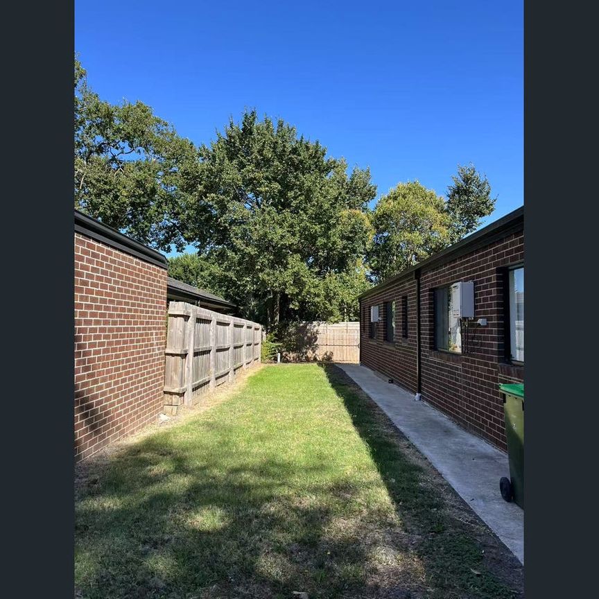 Near new complex - single room with private ensuite, all bills included - Photo 1