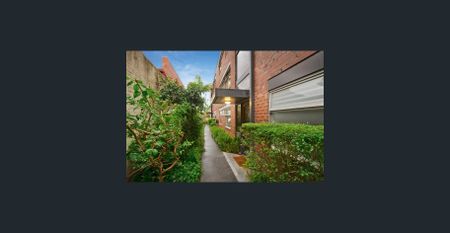 HUGE GROUND FLOOR 2 BEDROOM APARTMENT WITH OFF STREET PARKING - Photo 2