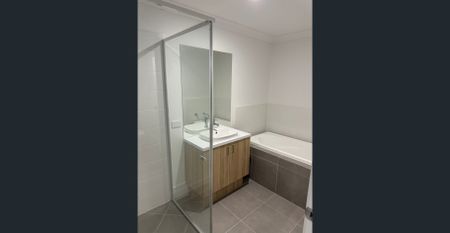 Charming 4-Bedroom House with Covered Entertainment Area - Photo 2