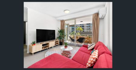 Spacious Two-Bedroom Apartment - Breaking Lease - Photo 2