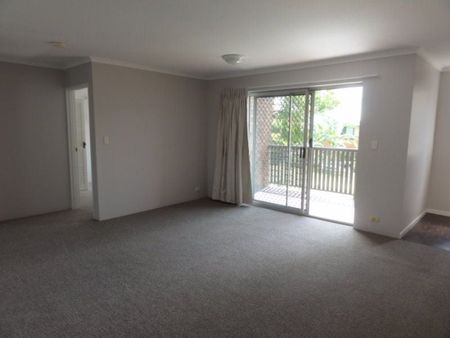 2 Bedroom Unit - Walk to Greenslopes Busway & Private Hospital - Photo 3