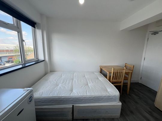 Bedsit, High Road, IG1 - Photo 1