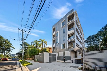 Near New Fully Furnished Ground Floor Studio Apartment - Photo 4