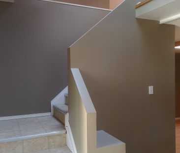 1167 ROBINSON 3 BEDROOM HOUSE WITH GARAGE - Photo 2