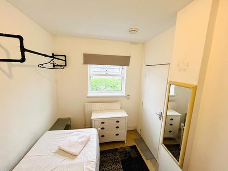 Room in a Shared Flat, Woodland Terrace, SE7 - Photo 5