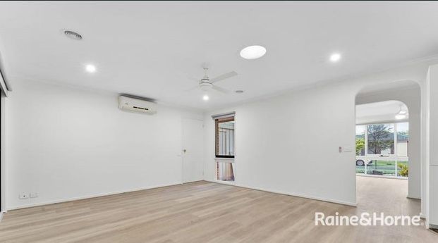 4 Bedroom house in Cranbourne North! - Photo 1