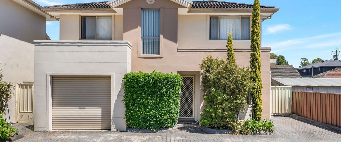 Spacious Townhouse! - Photo 1