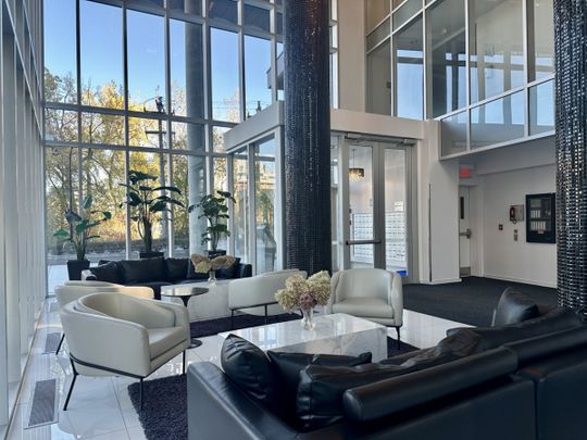 Le Canal : condo de 1200 pc, 2 chambres, 2 salles de bain avec stationnement intérieur, offert en location semi-meublé - Photo 1