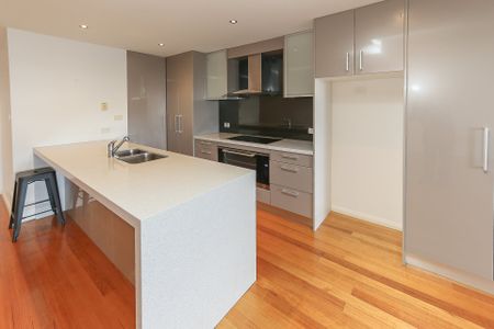 Apartment 3B - Super Spacious And Contemporary - Photo 3