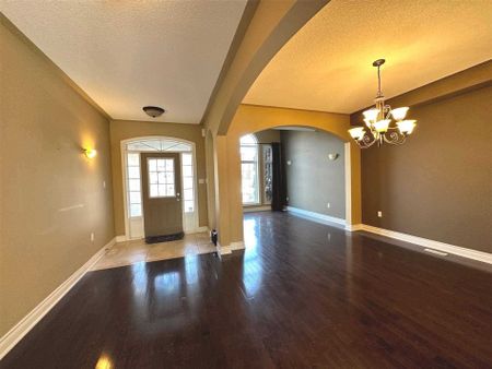 For Lease - 750 Valley Green Trail, Newmarket, Ontario - Photo 4