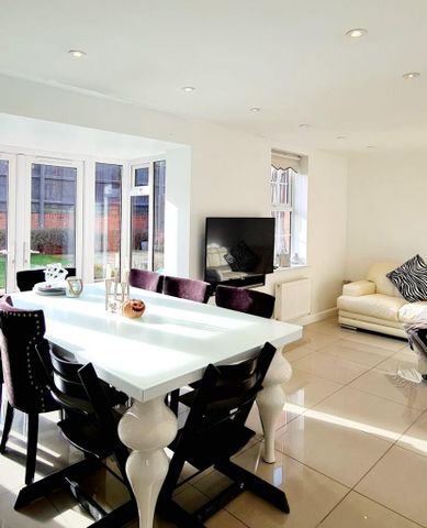 4 bedroom detached house to rent - Photo 4