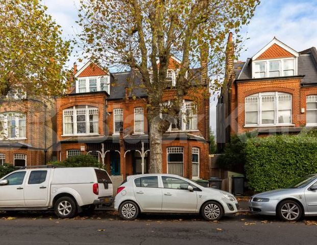 homely 2 bedroom property set within a beautiful period conversion - Photo 1