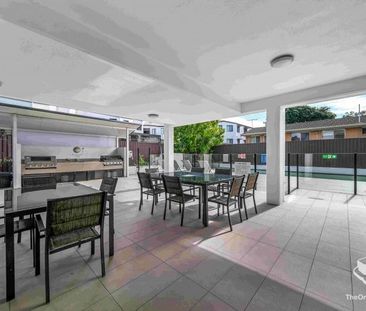 Stylish Two-Bedroom Unit in Prime Location - Photo 1