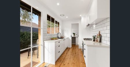 CHIC, STYLISH AND IN A PERFECT LOCATION! - Photo 4