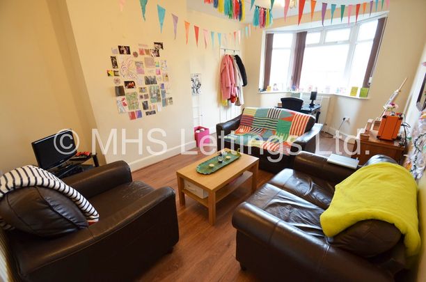 3 Bedroom Semi-Detached House for rent in Eden Crescent - Photo 1