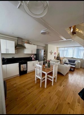 2 Bed Maisonette, Shoreham Close, SW18 - Photo 1