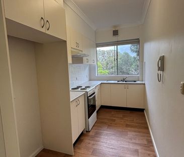 Well-appointed two-bedroom, double garage apartment! - Photo 6