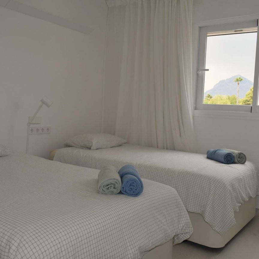 Fully renovated 2 bedroom corner apartment on the first line of Albir with swimming pool – - Photo 1