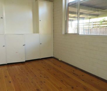 BEAUTIFULLY MAINTAINED AND CENTRAL HOME! - Photo 3