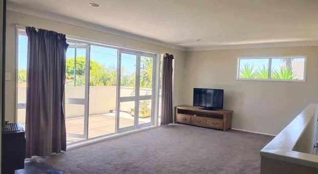 Charming 4BR House in Te Atatu - Photo 1